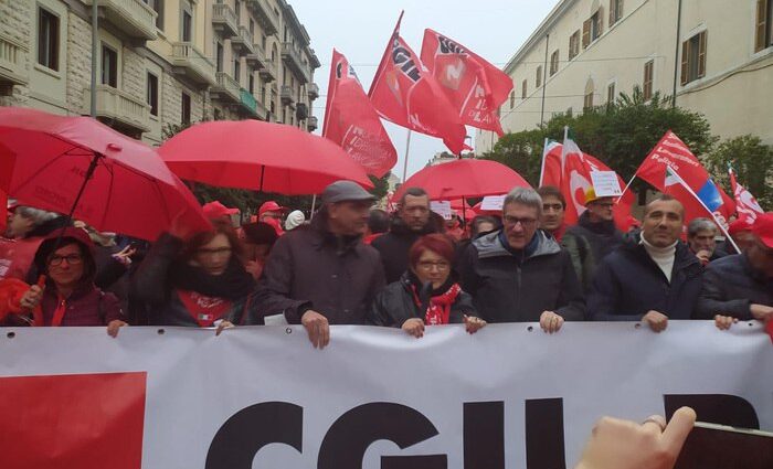 Protesta Cgil a Bari contro governo Meloni Landini a capo del