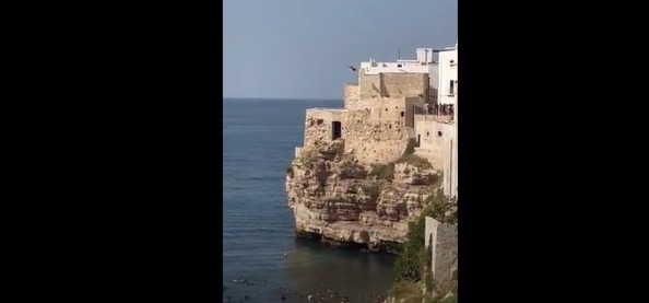 Polignano sale sul tetto di una casa e si tuffa da 32 metri la