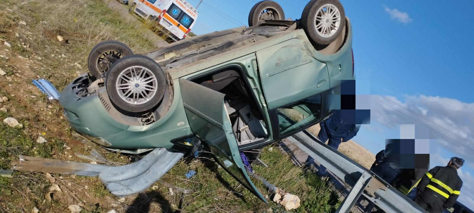 Perde il controllo dell'auto nel Barese: donna in codice rosso 